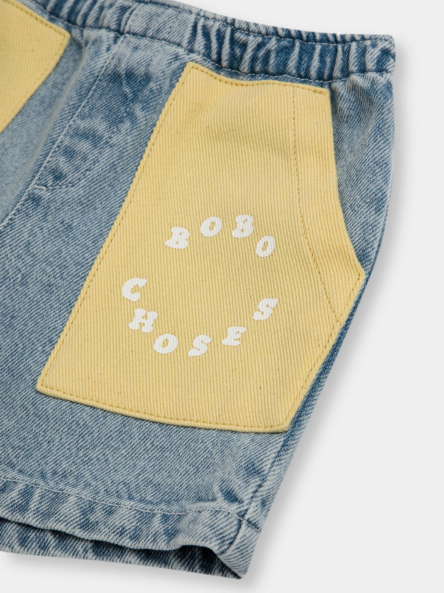 Shorts in denim per neonato con tasche gialle e logo,Bobo Choses,124AB081