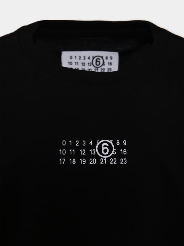 T-shirt crop nera per bambina con logo numerico,Mm6 Maison Margiela,M60908-MM04I-M6900